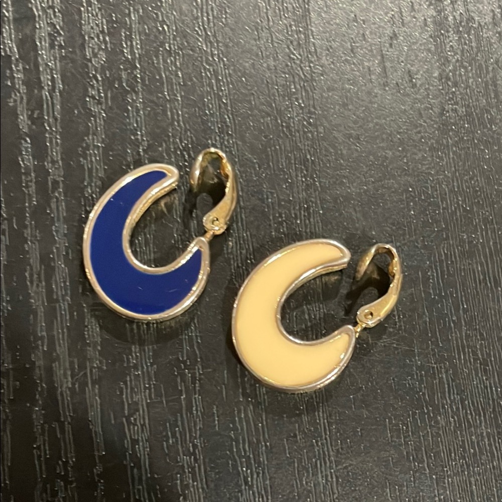 Reversible clip-on enameled golden trimmed navy and beige signed Avon
